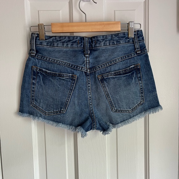 Free People - NWOT Distressed Medium Blue Denim Shorts - Size 25 - Picture 2 of 4